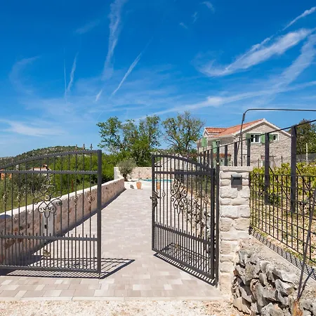 Villa Cavalleria Rusticana With Heated Pool And Vineyard *
