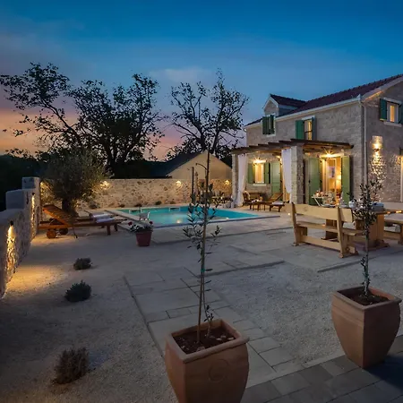 Cavalleria Rusticana With Heated Pool And Vineyard