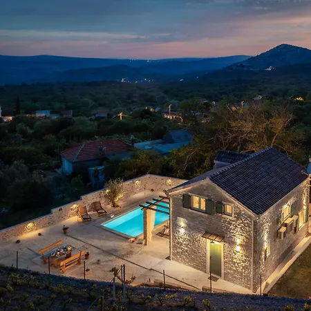 Cavalleria Rusticana With Heated Pool And Vineyard Villa
