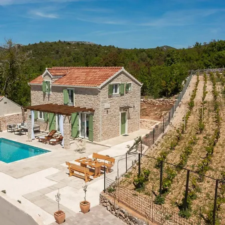 Villa Cavalleria Rusticana With Heated Pool And Vineyard