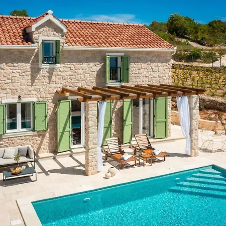 Cavalleria Rusticana With Heated Pool And Vineyard Villa