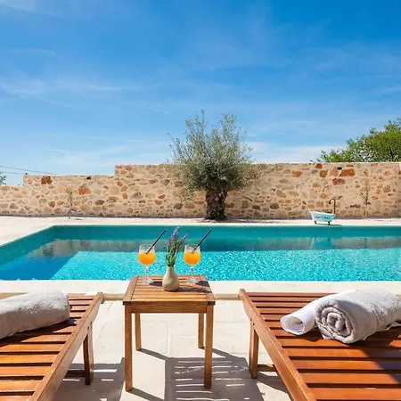 Cavalleria Rusticana With Heated Pool And Vineyard Villa