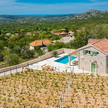 Villa Cavalleria Rusticana With Heated Pool And Vineyard