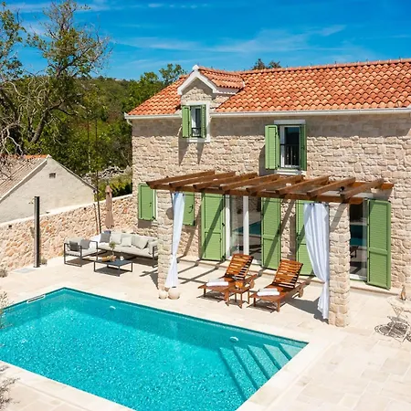 Cavalleria Rusticana With Heated Pool And Vineyard Villa